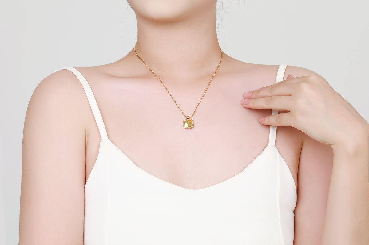 Stainless steel collier met vierkante hanger goldplated - Di Lusso