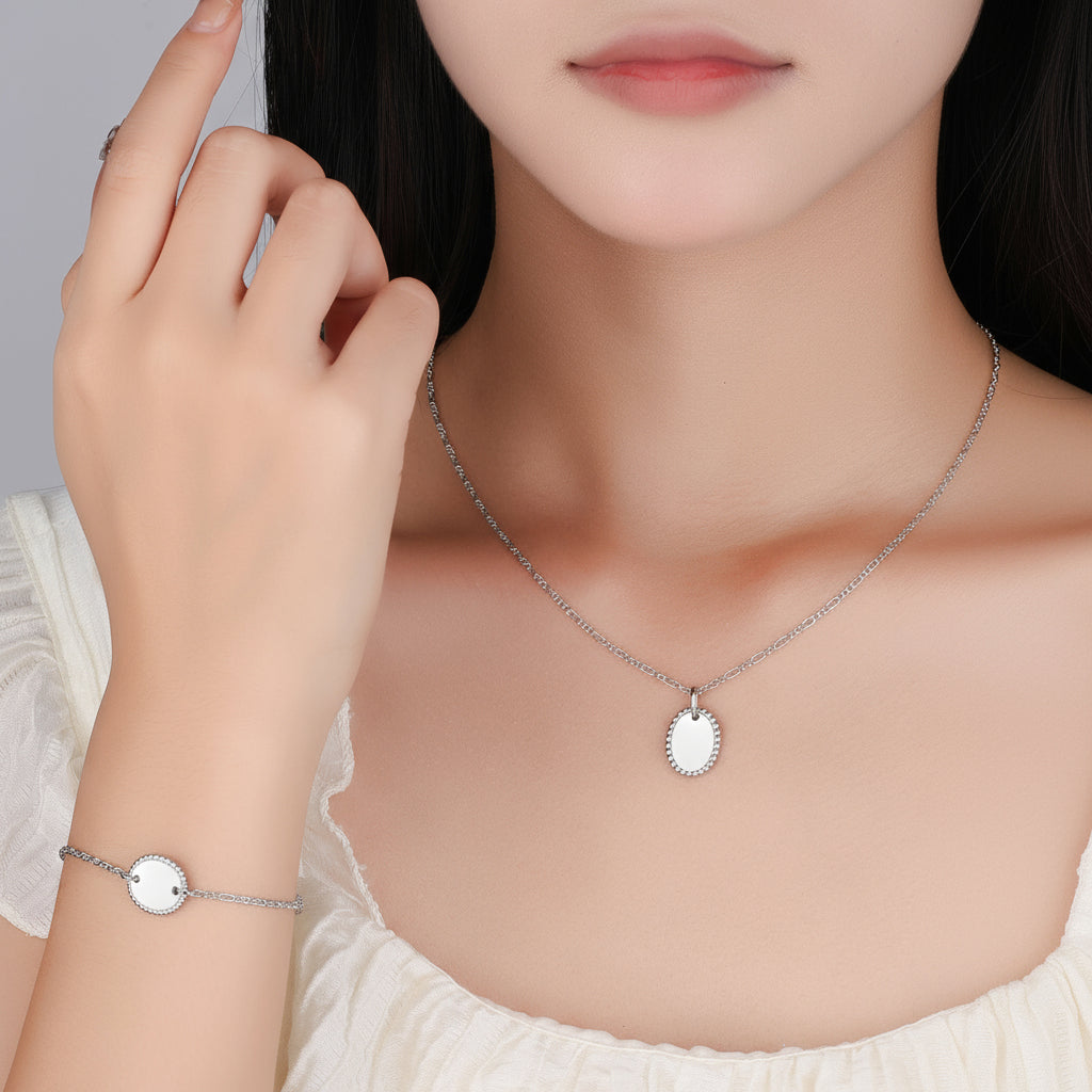 Zilveren collier met ovale hanger