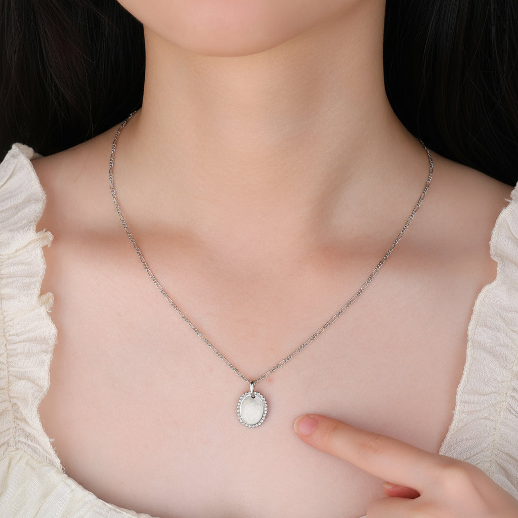 Zilveren collier met ovale hanger