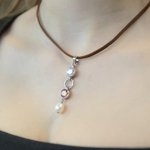 Collier en suédine avec pendentif long blanc